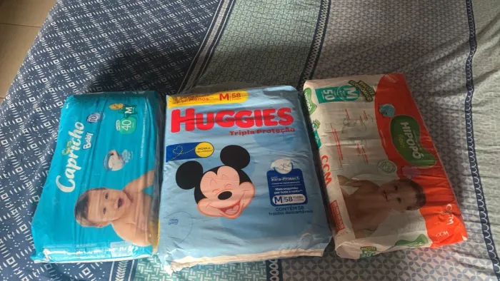 Vendo 3 pacotes de fralda por 100 reais, motivo: meu bebê cresceu demais e está usando G
