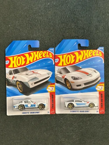 Dupla Corvette (novo e antigo) Hotwheels