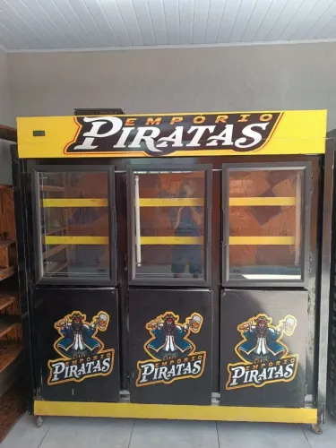 Freezer e prateleiras pra montar distribuidora . *