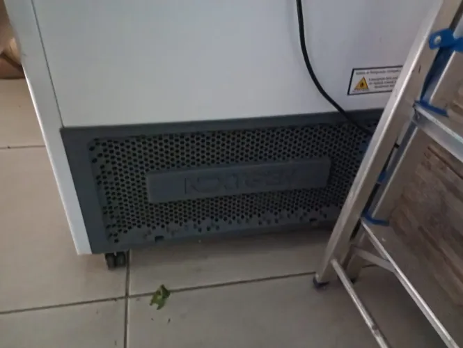 Freezer semi novo ótimo estado 