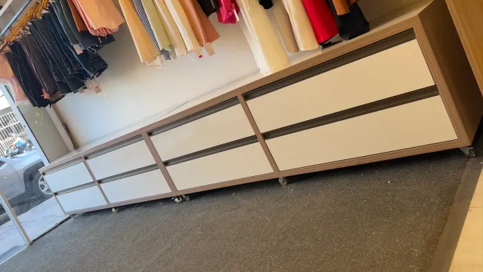 Gaveteiro espaçoso com 4 gavetas grandes e resistentes.