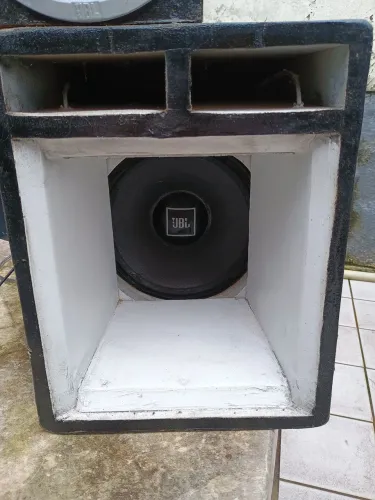 Médio JBL mg600 com a caixa
