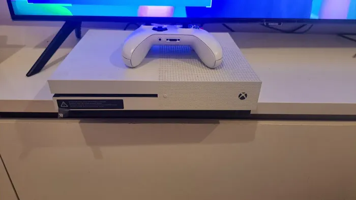 XBOX ONE S 512GB COM 2 JOGOS