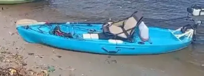 Vendo caiaque robalo com motor e remo e cadeirinha 