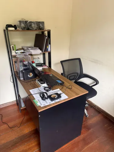 Vendo 2 (duas) mesas de escritório em MDF