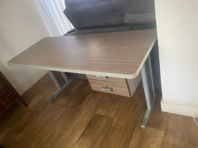 Mesa e armário escritório