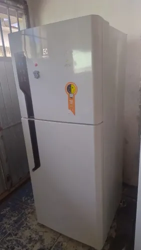 Vende-se uma geladeira