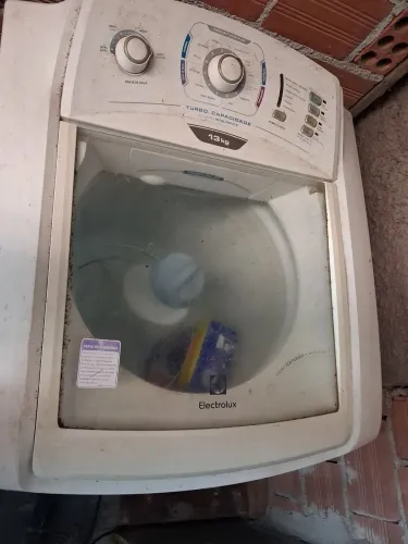 Máquina de lavar Electrolux pra consertar.