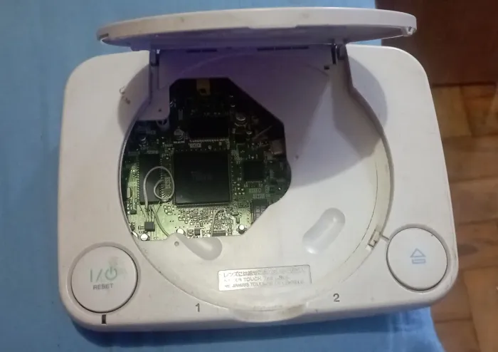 **PraSair** Psone Baby Scph-103, c/ defeitos (botão power, imagem ruim[recap], sem leitor)