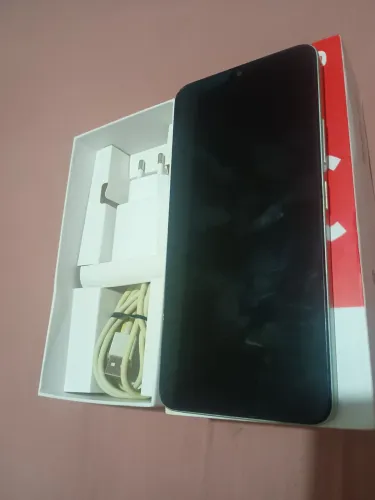 Vende-se célula semi-novo, vem na caixa , com carregador em perfeita condição