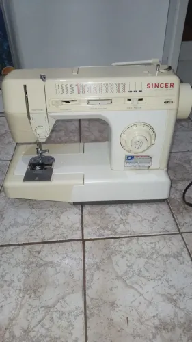 Vendo uma máquina de costura em perfeito estado