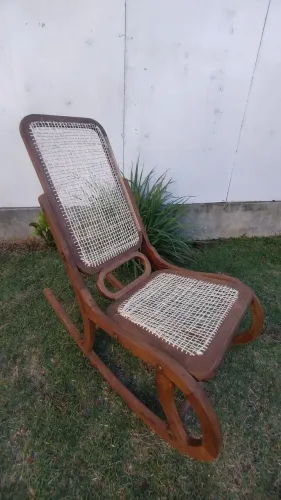 Cadeira de balanço modelo austríaco em madeira