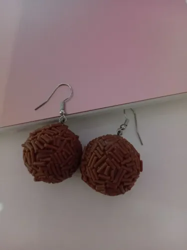 Brinco em forma de brigadeiro :)