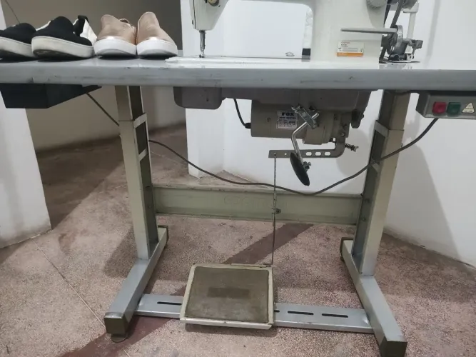 Máquina e a mata e mais dois pares de sapatos um deles de couro