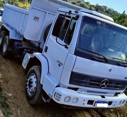 Caminhão caçamba Atron 2729 6×4 trasado