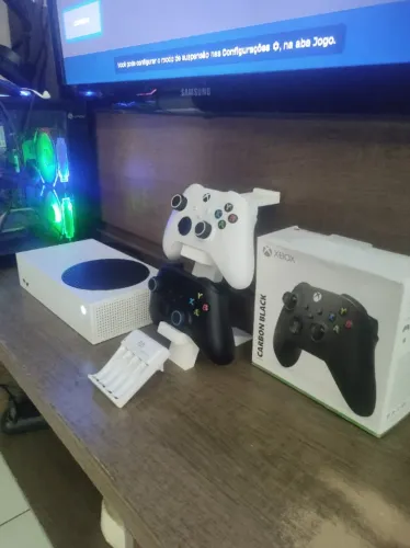 XBOX SERIES S 512gb Pouco Usado + 2 Controles + Carregador para Pilha
