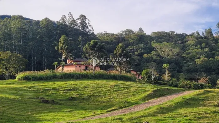 Pousada a venda com 14 apartamentos e 18 hectares de área verde em Praia Grande - SC.