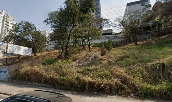 Lote 639 m² no bairro Castelo.