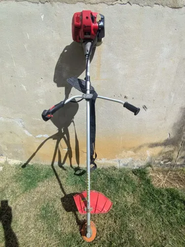 Roçadeira Toyama
