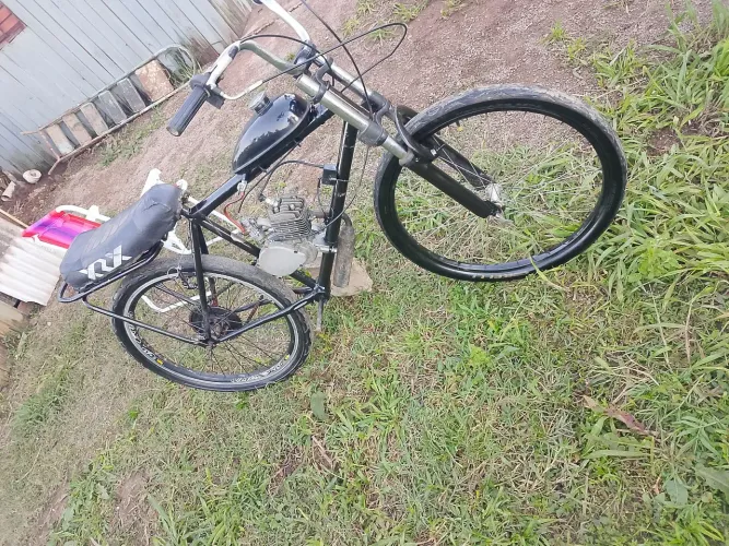 vendo motorizada 80 cc motor bom só pegar e andar NAO PEGO BRICK .valor 1000$