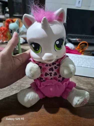 My Little Pony So Soft Newborn da personagem Sweetie Belle, produzida pela Hasbro.
