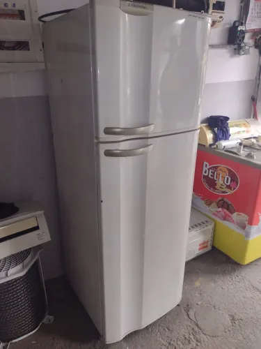 Vendo geladeira Eletrolux dc39 funcionando tudo