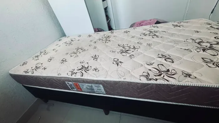 Vende _se uma cama de solteiro com colchão pouco tempo de uso  700 reais