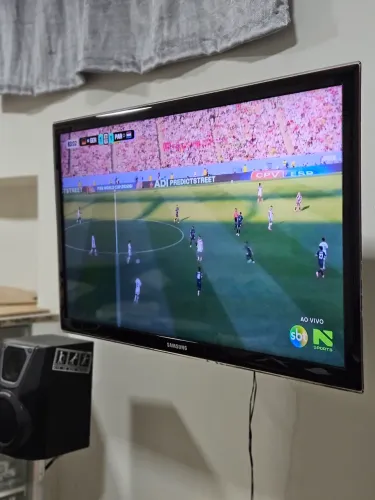 TV Samsung 40" LED Full HD + Caixas de Som Super Woofer + Base