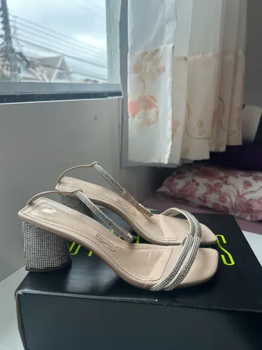 Sandália Santa Lolla off white/cristal 