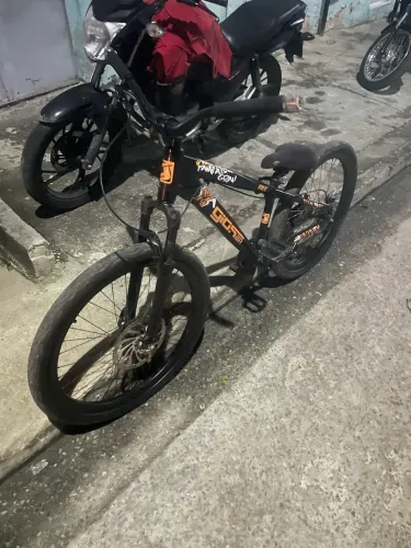 bicicleta Gios FRX aro 26 com quadro preto e detalhes
