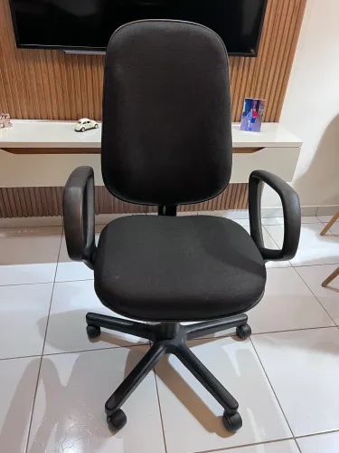 Vendo cadeira giratória de escritório em ótimo estado, perfeito funcionamento e elegante!