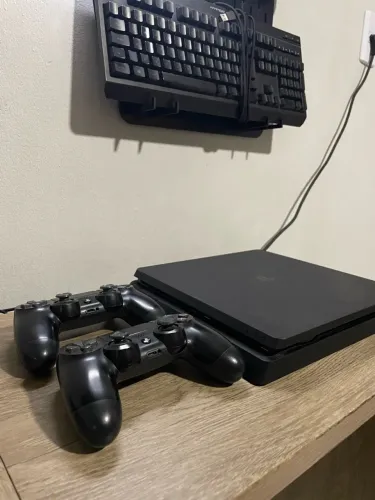PS4 Slim 500GB com 2 Controles e Cabos + FIFA 19