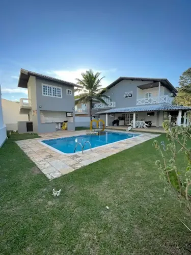 Belíssima casa duplex com 7 suítes e com piscina no condomínio Reserva do Sahy, em Mangara