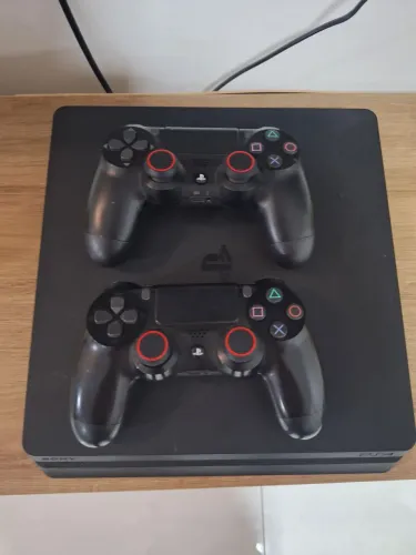 ? PS4 Slim 500GB + 2 Controles Originais