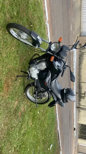Uma moto boa sem nem uma multa sem pendência em dias pronta para transferir 