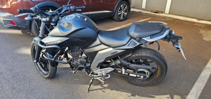 Vendo moto FZ25