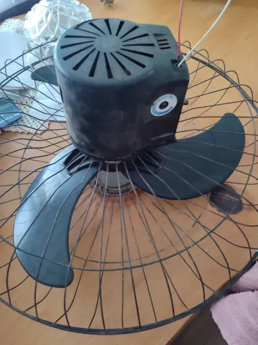 Ventilador de parede ou haste.