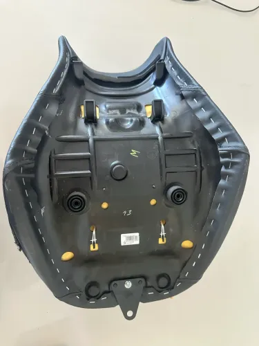 Par de bancos da Kawasaki Vulcan S 2025 Original c/ detalhes