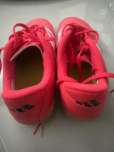 Chuteira adidas 32