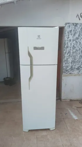 Vendo geladeira electrolux frost free lindona conservada funcionando certinho entrego