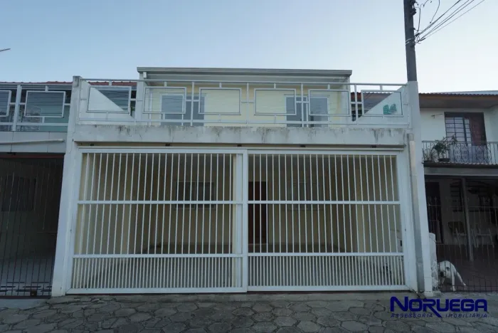 Sobrado para locação com 03 quartos no Bairro Hauer