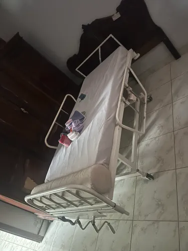 Cama hospitalar regulável