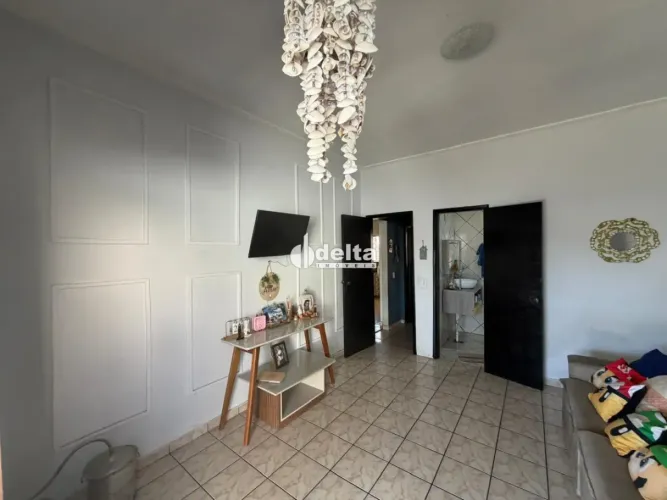Casa com 3 quartos disponível para venda no bairro Jardim das Palmeiras em Uberlândia-MG