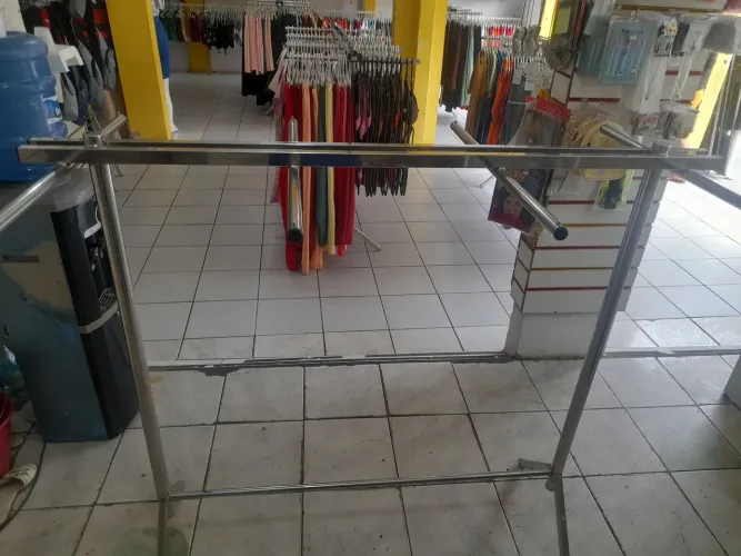 Arara pra loja de roupa 