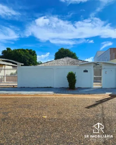 Vende-se casa no São Francisco com 04 quartos e piscina e terreno de 1.068m°