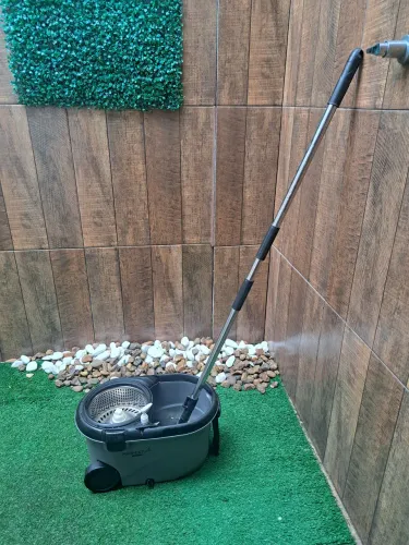 MOP giratório com rodas centrífuga, com extensor no cabo flexibilidade nos movimentos.