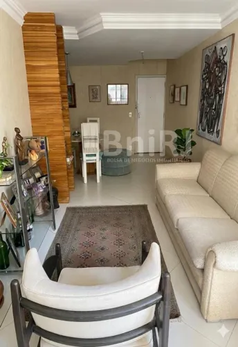 Apartamento COM DUAS VAGAS de GARAGEM em Copacabana, EXISTE?