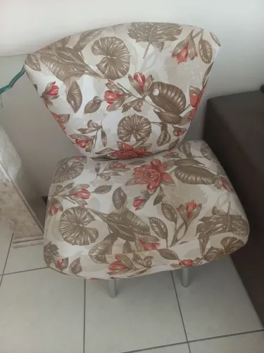 Poltrona estofada estampada para sala de estar e/ou varanda sem detalhes de avarias