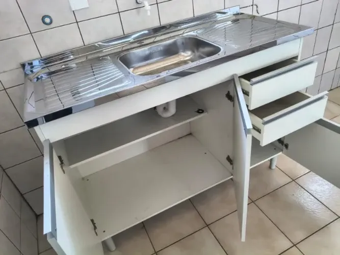 Armário de cozinha com pia nunca usado