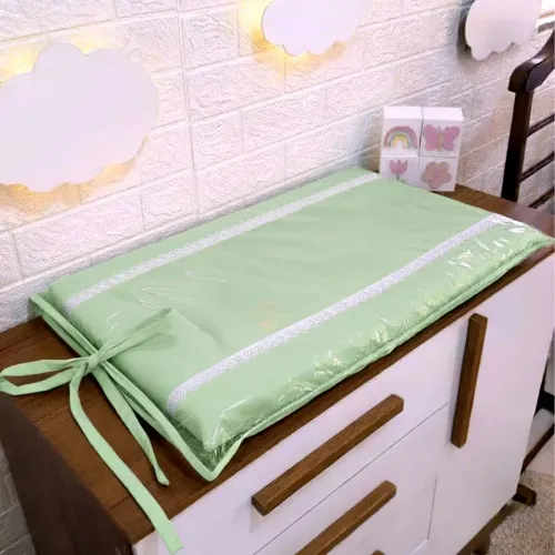 Trocador de cômoda na cor verde com plástico de proteção 